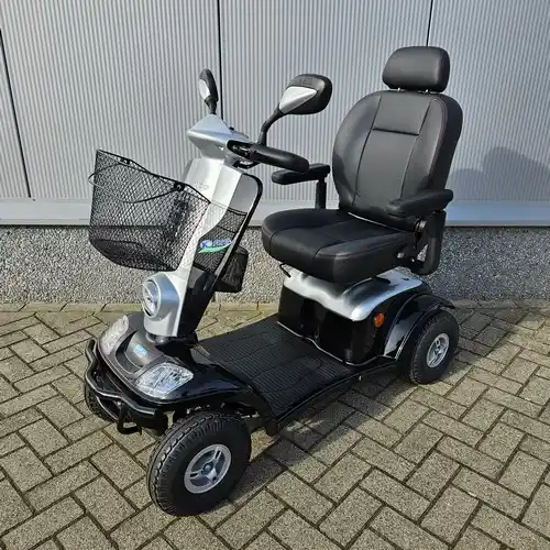 Een ervaren scootmobielmonteur voert professioneel scootmobiel uit